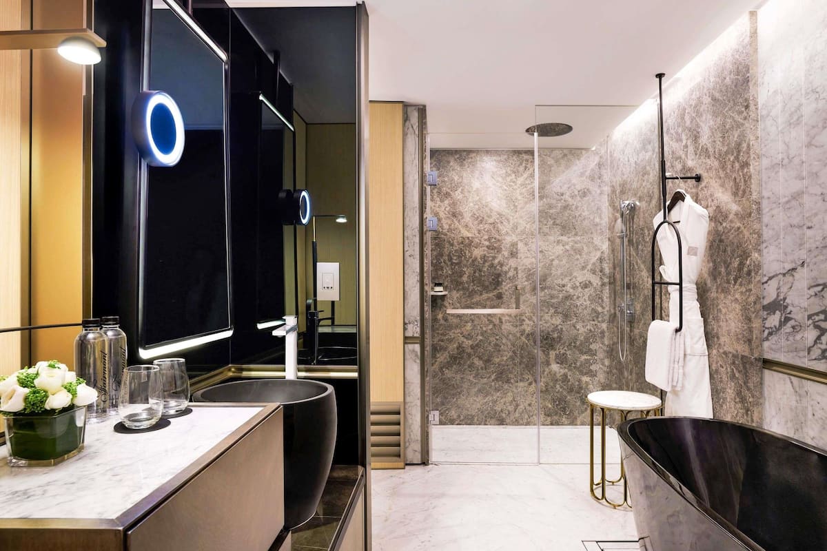 Baignoire et douche séparées, douche cascade