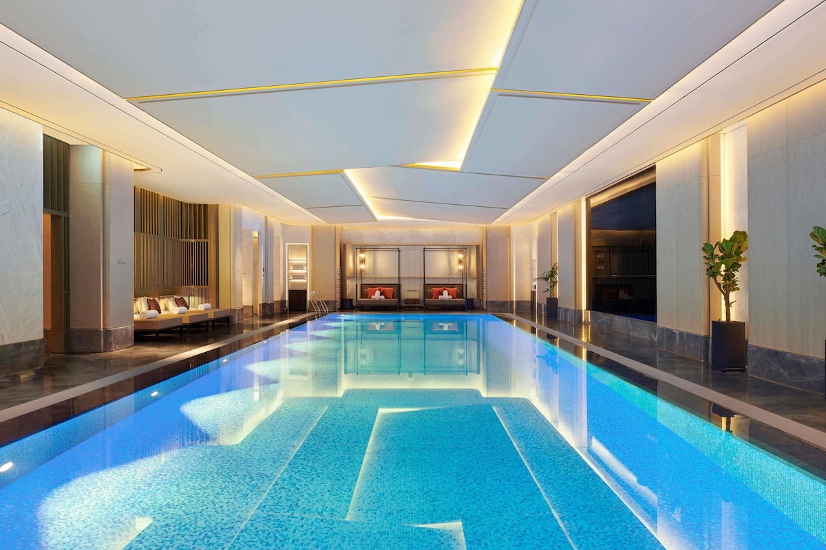 Selimut bulu angsa, minibar, brankas, dan meja kerja