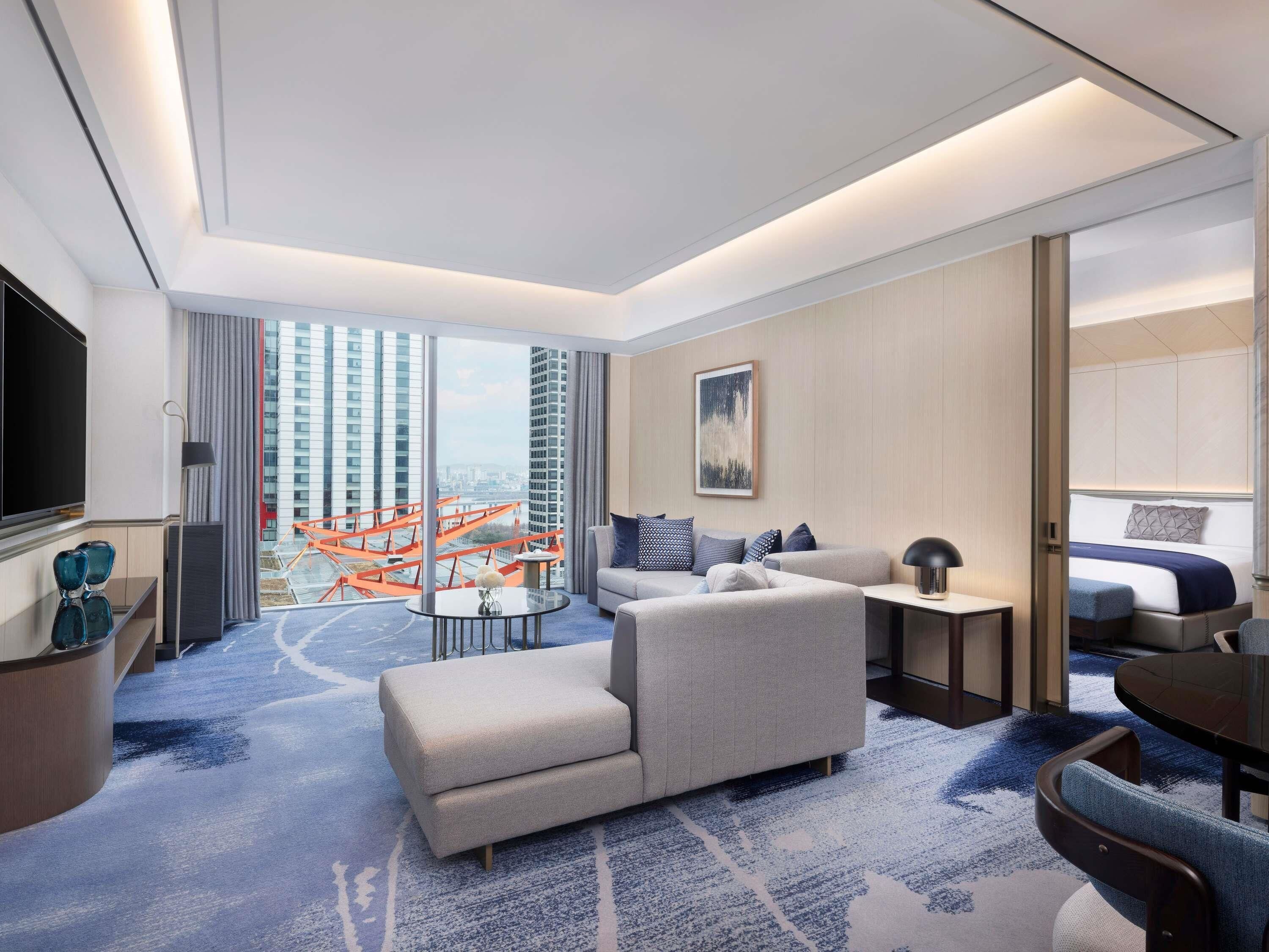 PREMIER 2 BEDROOM SUITE Panorama View King and 2 Single - 124sm | Down duvets, minibar, in-room safe, desk