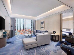 PREMIER 2 BEDROOM SUITE Panorama View King and 2 Single - 124sm | Edredón, minibar, caja de seguridad en la habitación y escritorio 