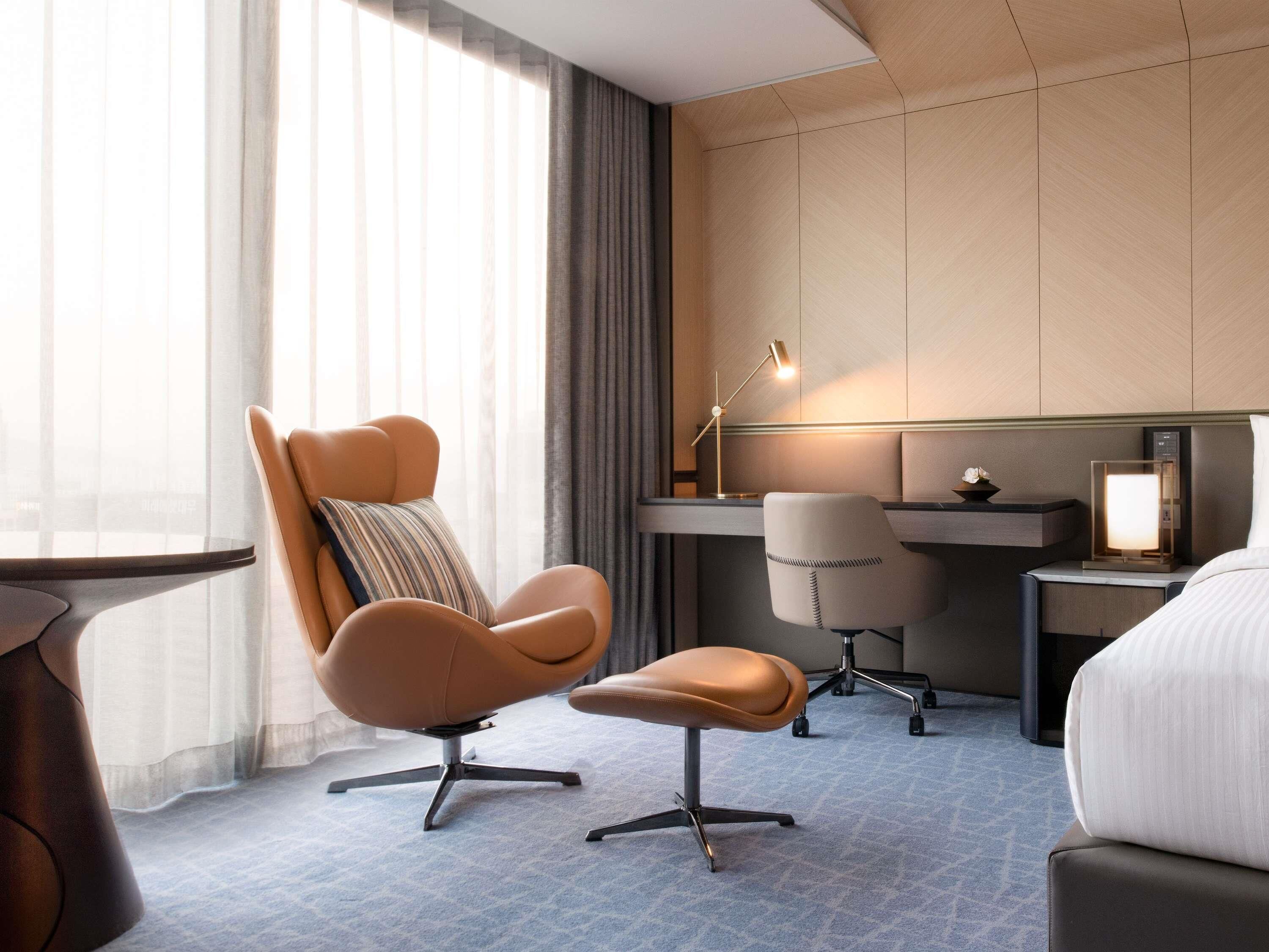 FAIRMONT Hollywood King - 41sm | Dundyner, minibar, safe på rommet og skrivebord