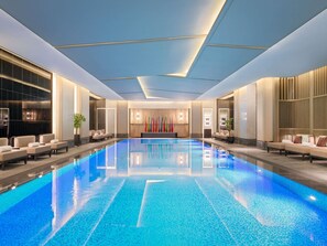 PREMIER 2 BEDROOM SUITE King and 2 Single - 124sm | Edredón, minibar, caja de seguridad en la habitación y escritorio 