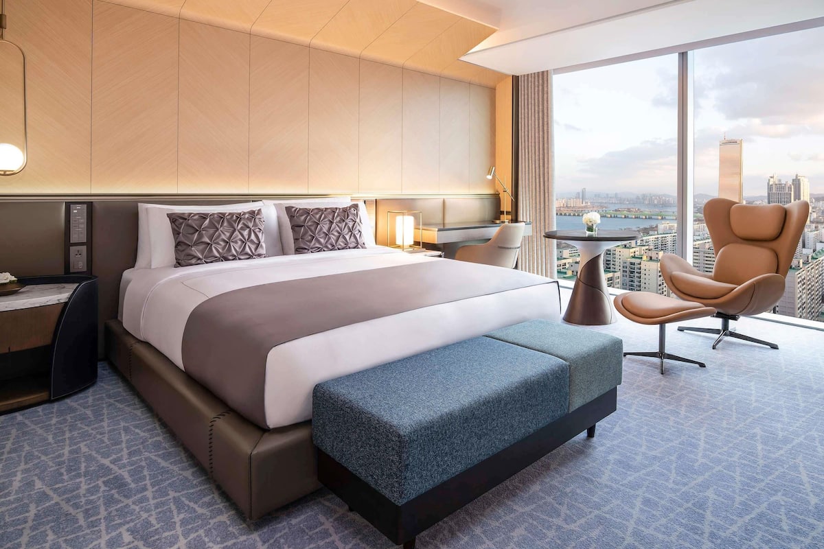 Down comforters, minibar, in-room safe, desk