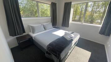 House | 2 bedrooms, desk, free cots/infant beds, rollaway beds