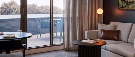 Executive One Bedroom King Courtyard Apartment | Living area