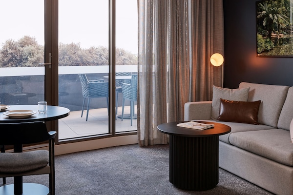 Executive One Bedroom King Courtyard Apartment | Living area