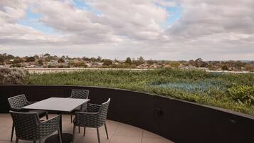 Executive One Bedroom King Courtyard Apartment | Terrace/patio