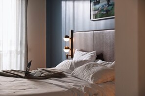Roupas de cama premium, camas com colchões pillow-top, frigobar