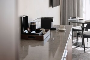 One Bedroom King Terrace Apartment | Coffee and/or coffee maker - Rydges Ringwood (Ringwood)