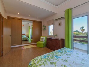 2 bedrooms, desk, Internet