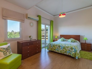 2 bedrooms, desk, Internet