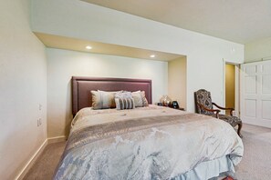 4 bedrooms, iron/ironing board, Internet, bed sheets - Spacious & inviting home near town with jetted tub, gas fireplace & WiFi (Bellevue)