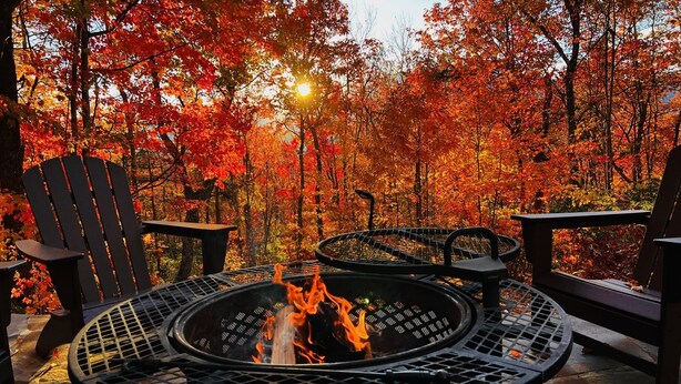 A fire pit with chairs and a table in a forested area. - WINDSONG! Peaceful, Quiet Cabin Bordering Nat. Park Near Downtown Gatlinburg (Gatlinburg)
