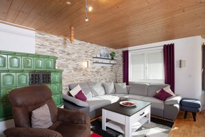 TV, DVD player - Holiday Home “Villa Kanisblick” with Mountain View, Garden & Wi-Fi (Bizau)