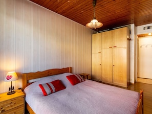 1 bedroom, travel crib, WiFi, bed sheets
