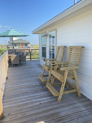 Outdoor dining - Beautiful Family Friendly House within walking distance to beach (Surfside Beach)