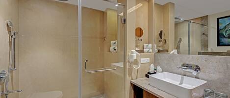 Un bagno moderno con doccia vetro, un lavandino capiente e un mobile vanità con specchio.