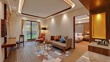 Fern Club Suite | Egyptian cotton sheets, premium bedding, minibar, in-room safe