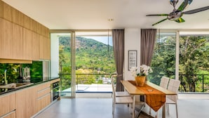 Een moderne keuken met uitzicht op een weelderig groen landschap.