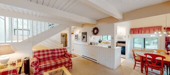 Bright & cheery condo with seasonal pool access