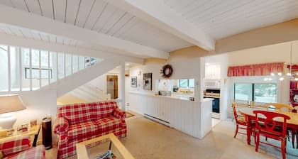 Bright & cheery condo with seasonal pool access