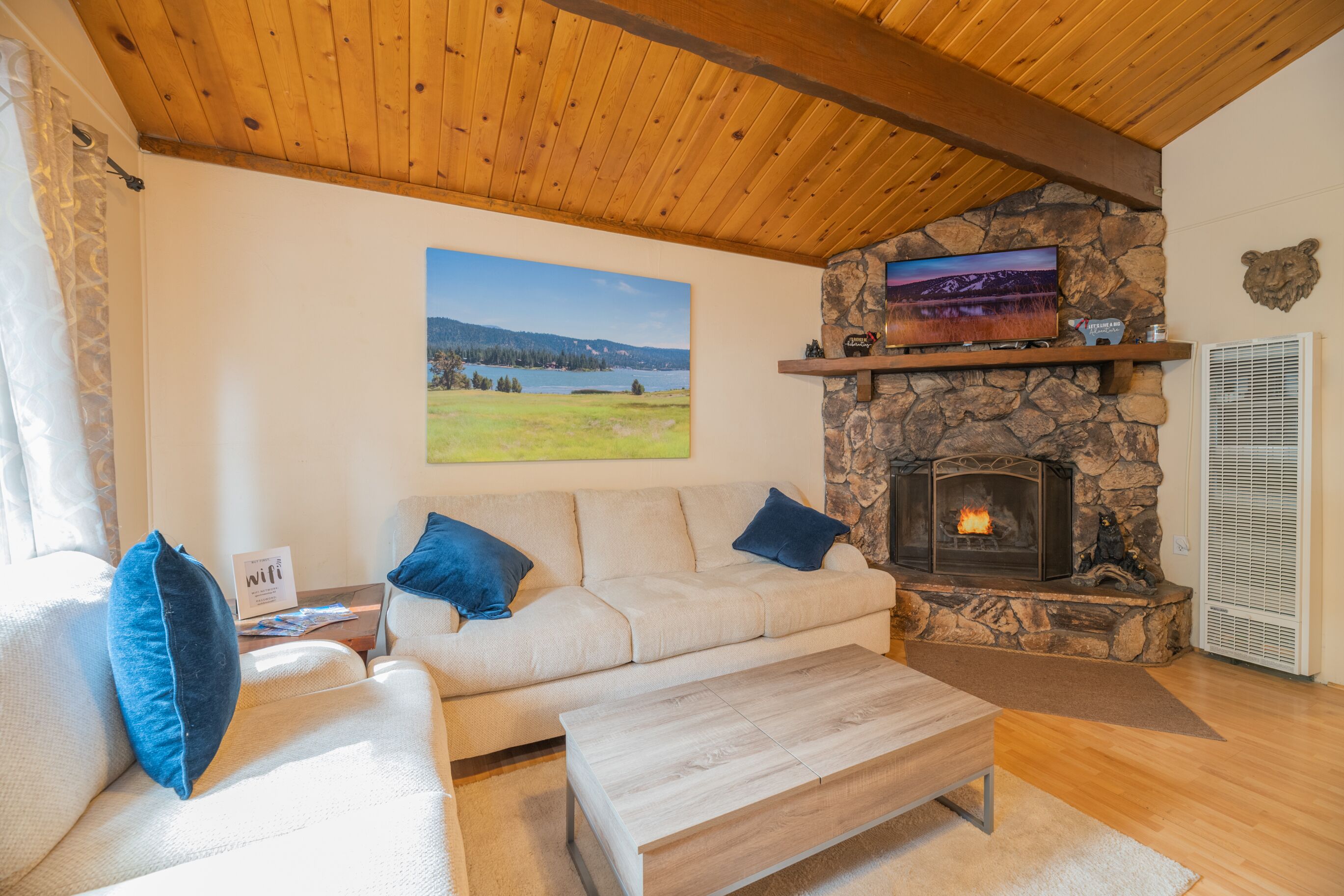 Sherwood Cottage - Charming and cozy cabin that has back deck with a Hot Tub!