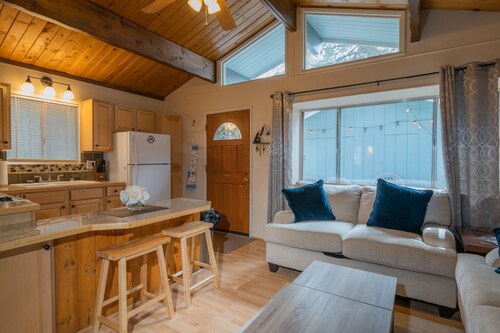Sherwood Cottage - Charming Cabin, Hot Tub, Fire Pit, Fenced Yard
