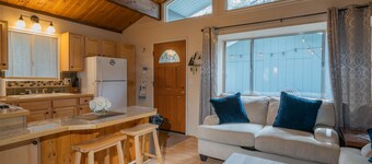 Sherwood Cottage - Charming Cabin, Hot Tub, Fire Pit, Fenced Yard