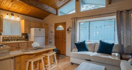 Sherwood Cottage - Charming Cabin, Hot Tub, Fire Pit, Fenced Yard
