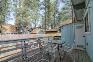 Outdoor dining - Sherwood Cottage - Charming Cabin, Hot Tub, Fire Pit, Fenced Yard (Big Bear City)