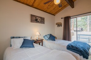 2 bedrooms, free WiFi, bed sheets - Sherwood Cottage - Charming Cabin, Hot Tub, Fire Pit, Fenced Yard (Big Bear City)