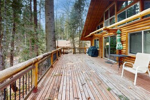 Terrace/patio - Two-story log home w/loft, lake views, wood stove, furnished deck + beach access (Leavenworth)