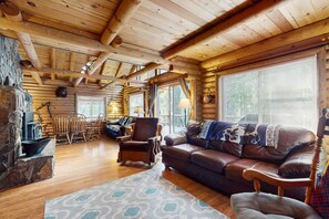 TV, DVD player - Two-story log home w/loft, lake views, wood stove, furnished deck + beach access (Leavenworth)