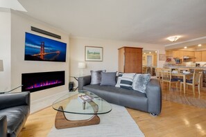 Smart TV, fireplace