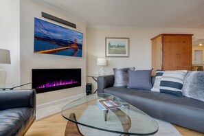 Smart TV, fireplace