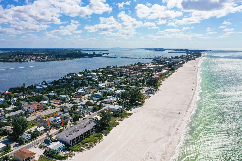 Dog-friendly, newly renovated condo w/ WiFi & central A/C - Snowbirds welcome!