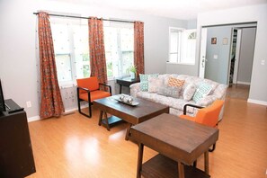 Smart TV, DVD player - Simply beautiful and comfortable main suite with a view. (Calgary)