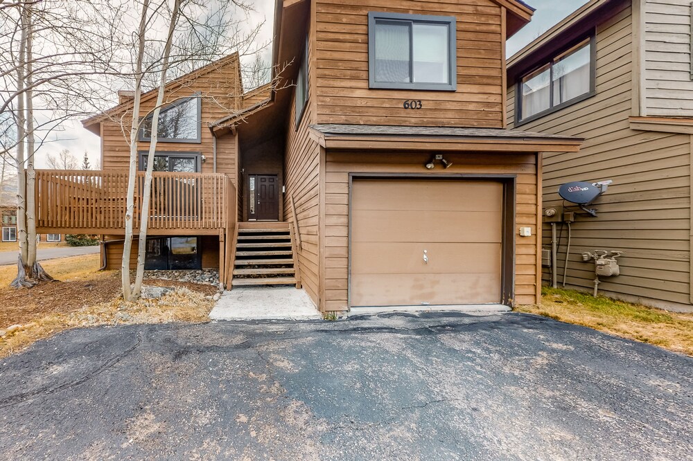Four-story home w/furnished deck, gas fireplace, and private washer/dryer