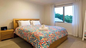 4 bedrooms, iron/ironing board, WiFi, bed sheets
