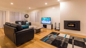 Fernseher, Kamin, Arbeitsbereiche