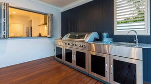 Wasserkocher mit Kaffee-/Teezubehör, Kühlschrank, Mikrowelle, Ofen
