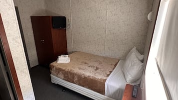 Kamar Single | Dilengkapi dengan perabotan berbeda-beda dan meja kerja