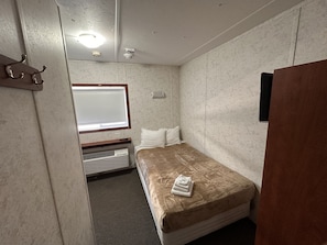 Muebles diferentes, escritorio y espacio para trabajar con laptop