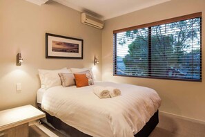 4 bedrooms, iron/ironing board - Sea Vista—Beachside Resort-style Bliss (Busselton)
