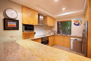 Coffee/tea maker, fridge, microwave, oven - Sea Vista—Beachside Resort-style Bliss (Busselton)