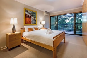 4 bedrooms, desk, iron/ironing board
