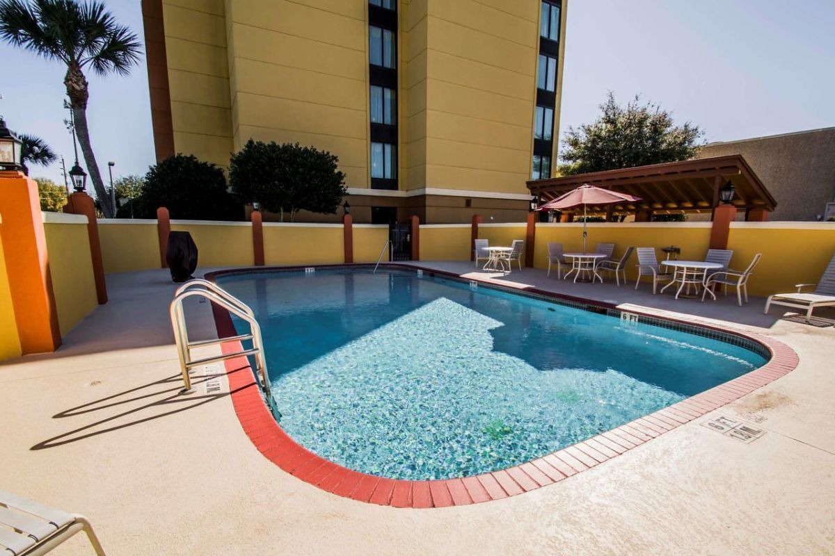 Awesome Find! 1 Chic Unit, Pool, Breakfast, Parking, Close to Attractions.