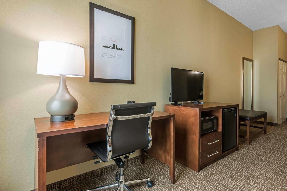 Awesome Find! 1 Chic Unit, Pool, Breakfast, Parking, Close to Attractions.