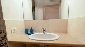 Shower - Cottage Le Grotte - with Pool in Portoferraio (Portoferraio)