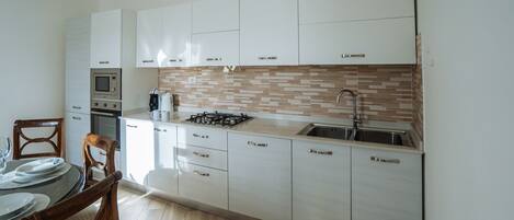 Apartment (4 Bedrooms) | Eigene Kochnische | Großer Kühlschrank, Mikrowelle, Ofen, Herdplatte